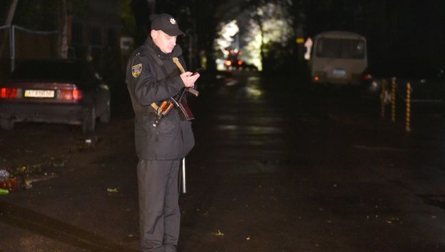 Полицейский на месте нападения на Адама Осмаева и Амину Окуеву в Киевской области Полицейский на месте нападения на Адама Осмаева и Амину Окуеву в Киевской области