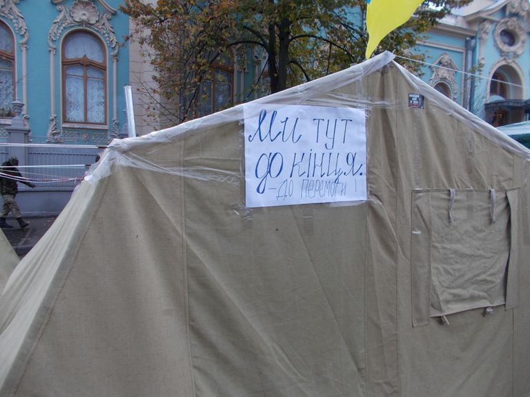 Палатка с лозунгом Мы здесь до конца. До победы в центре Киева. 28 октября 2017