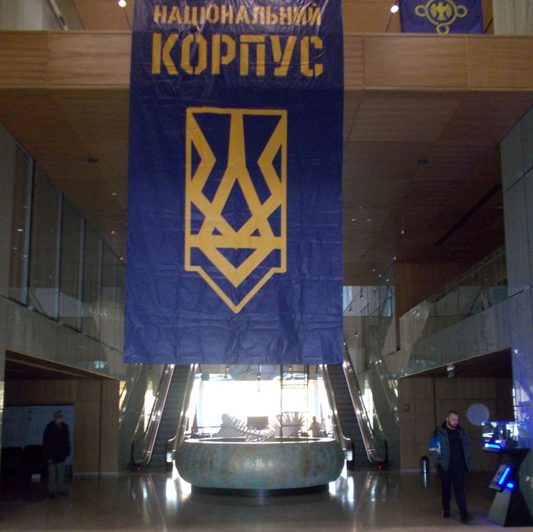 Флаг Национального корпуса внутри захваченного здания офисного центра Парковый. 28 октября 2017