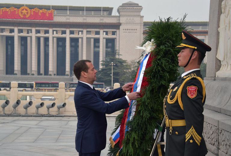 Председатель правительства РФ Дмитрий Медведев во время церемонии возложения венка к Памятнику народным героям в Пекине. 31 октября 2017 Председатель правительства РФ Дмитрий Медведев во время церемонии возложения венка к Памятнику народным героям в Пекине. 31 октября 2017
