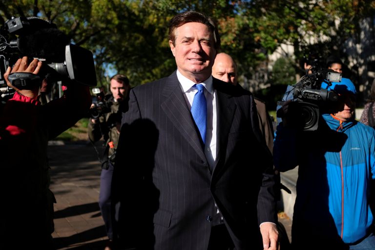 Экс-глава предвыборного штаба Трампа Пол Манафорт после заседания суда в Вашингтоне. 30 октября 2017 Экс-глава предвыборного штаба Трампа Пол Манафорт после заседания суда в Вашингтоне. 30 октября 2017