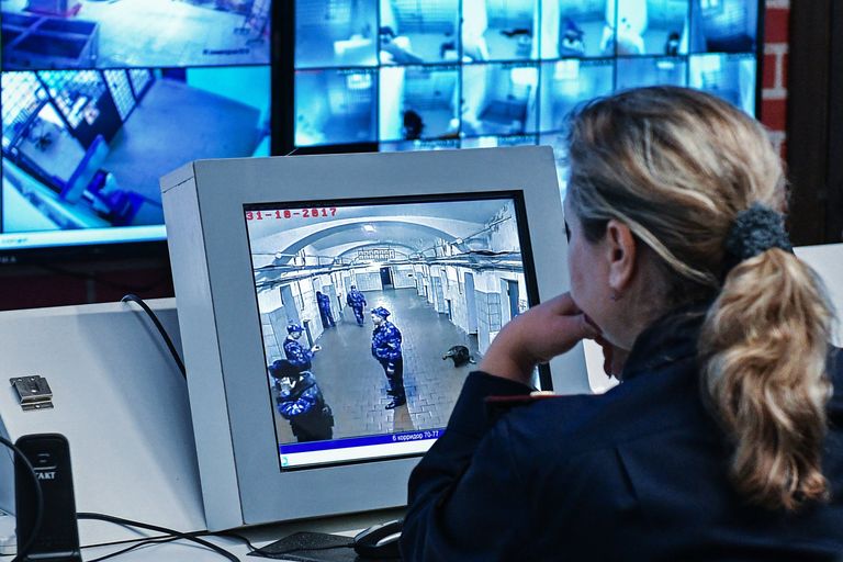 Сотрудница ФСИН России на посту видеонаблюдения в Следственном изоляторе № 2 Управления федеральной службы исполнения наказаний по городу Москве Сотрудница ФСИН России на посту видеонаблюдения в Следственном изоляторе № 2 Управления федеральной службы исполнения наказаний по городу Москве