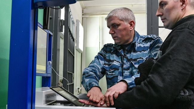 Сотрудник ФСИН России сканирует ладонь заключенного на многофункциональной дактилоскопической станции ПАПИЛОН МДС 45c в Следственном изоляторе № 2. 31 октября 2017 Сотрудник ФСИН России сканирует ладонь заключенного на многофункциональной дактилоскопической станции ПАПИЛОН МДС 45c в Следственном изоляторе № 2. 31 октября 2017