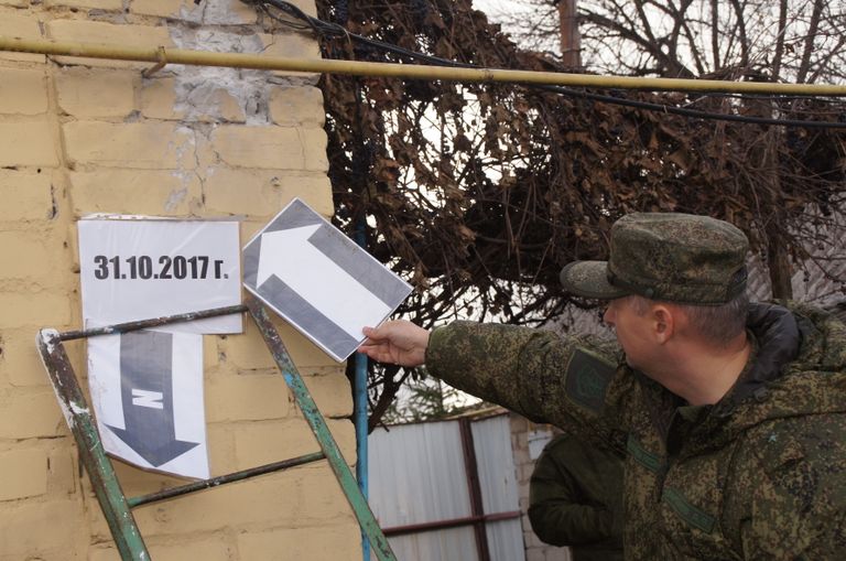 Последствия обстрела жилых домов в селе Пришиб у линии соприкосновения в Донбассе. 31 октября 2017 Последствия обстрела жилых домов в селе Пришиб у линии соприкосновения в Донбассе. 31 октября 2017