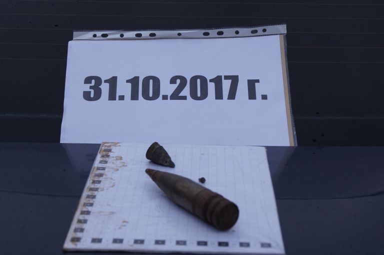 Последствия обстрела жилых домов в селе Пришиб у линии соприкосновения в Донбассе. 31 октября 2017 Последствия обстрела жилых домов в селе Пришиб у линии соприкосновения в Донбассе. 31 октября 2017