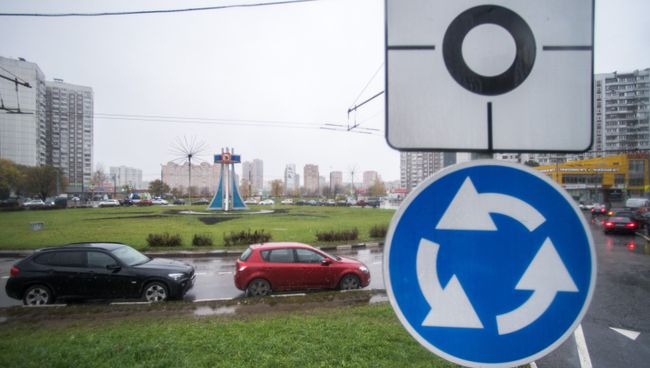 Круговое движение на пересечении Новокосинской и Городецкой улицы в Москве