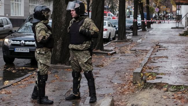 Сотрудники украинских спецслужб рядом с домом Александра Авакова в Харькове. 31 октября 2017 Сотрудники украинских спецслужб рядом с домом Александра Авакова в Харькове. 31 октября 2017