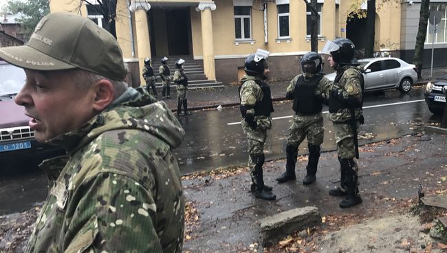 Сотрудники украинских спецслужб рядом с домом Александра Авакова в Харькове. 31 октября 2017 Сотрудники украинских спецслужб рядом с домом Александра Авакова в Харькове. 31 октября 2017