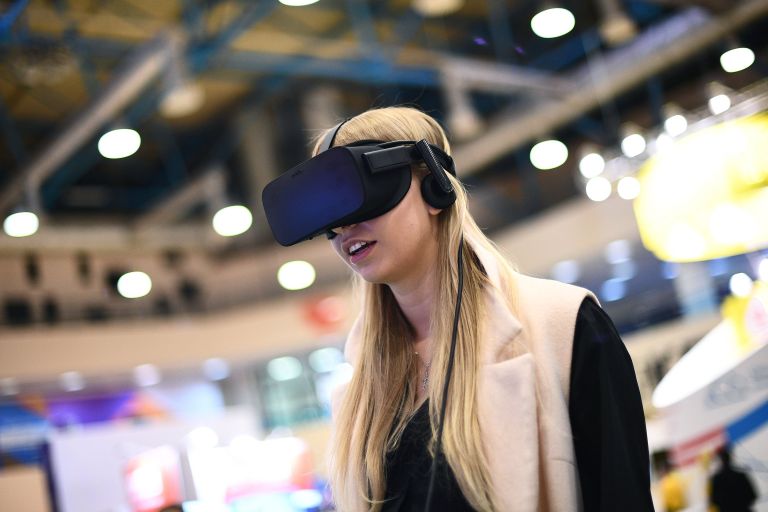 Посетительница на Russian Internet Week (Неделя российского интернета / RIW) в центральном выставочном комплексе Экспоцентр в Москве Посетительница на Russian Internet Week (Неделя российского интернета / RIW) в центральном выставочном комплексе Экспоцентр в Москве
