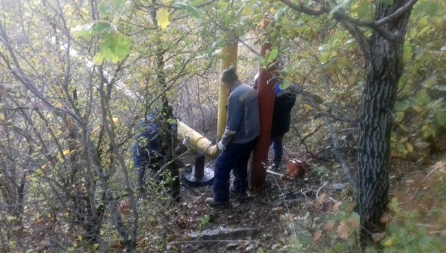 Аварийная служба на месте повреждения газопровода возле села Виноградное под Алуштой. 1 ноября 2017