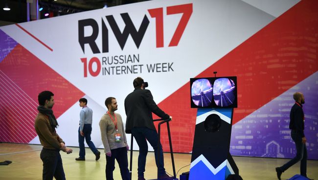 Посетители на Russian Internet Week (Неделя российского интернета / RIW) в центральном выставочном комплексе Экспоцентр в Москве. 1 ноября 2017 Посетители на Russian Internet Week (Неделя российского интернета / RIW) в центральном выставочном комплексе Экспоцентр в Москве. 1 ноября 2017