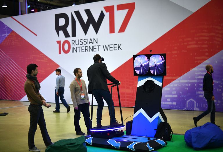 Посетители на Russian Internet Week (Неделя российского интернета / RIW) в центральном выставочном комплексе Экспоцентр в Москве Посетители на Russian Internet Week (Неделя российского интернета / RIW) в центральном выставочном комплексе Экспоцентр в Москве