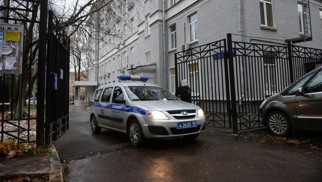 Полицейский автомобиль у здания политехнического колледжа №42 на Гвардейской улице в Москве. 1 ноября 2017