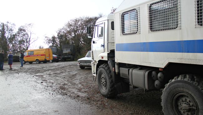 Аварийная служба на месте повреждения газопровода возле села Виноградное под Алуштой. 1 ноября 2017