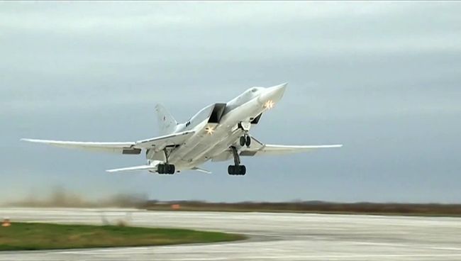Бомбардировщик Ту-22М3 ВКС РФ во время взлета перед выполнением операции по нанесению авиаударов по объектам террористов в провинции Дейр-эз-Зор Бомбардировщик Ту-22М3 ВКС РФ во время взлета перед выполнением операции по нанесению авиаударов по объектам террористов в провинции Дейр-эз-Зор