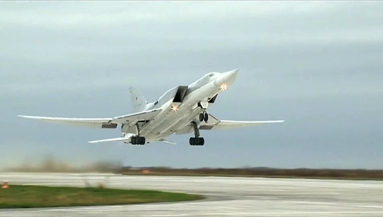 Бомбардировщик Ту-22М3 ВКС РФ во время взлета перед выполнением операции по нанесению авиаударов по объектам террористов в провинции Дейр-эз-Зор. 1 ноября 2017 Бомбардировщик Ту-22М3 ВКС РФ во время взлета перед выполнением операции по нанесению авиаударов по объектам террористов в провинции Дейр-эз-Зор. 1 ноября 2017