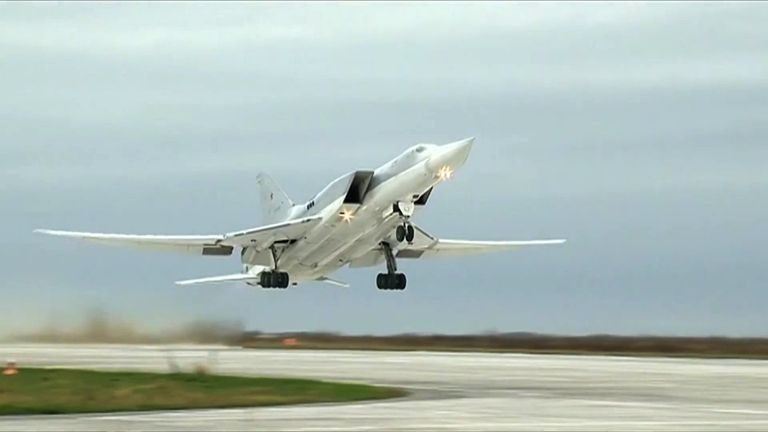 Бомбардировщик Ту-22М3 ВКС РФ во время взлета перед выполнением операции по нанесению авиаударов по объектам террористов в провинции Дейр-эз-Зор. 1 ноября 2017 Бомбардировщик Ту-22М3 ВКС РФ во время взлета перед выполнением операции по нанесению авиаударов по объектам террористов в провинции Дейр-эз-Зор. 1 ноября 2017