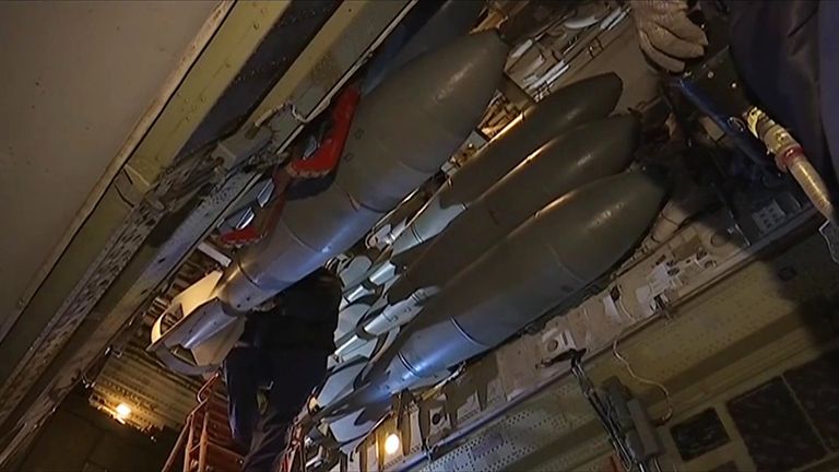 Подготовка бомбардировщика Ту-22М3 ВКС РФ к боевой операции по нанесению авиаударов по объектам террористов в провинции Дейр-эз-Зор. 1 ноября 2017 Подготовка бомбардировщика Ту-22М3 ВКС РФ к боевой операции по нанесению авиаударов по объектам террористов в провинции Дейр-эз-Зор. 1 ноября 2017