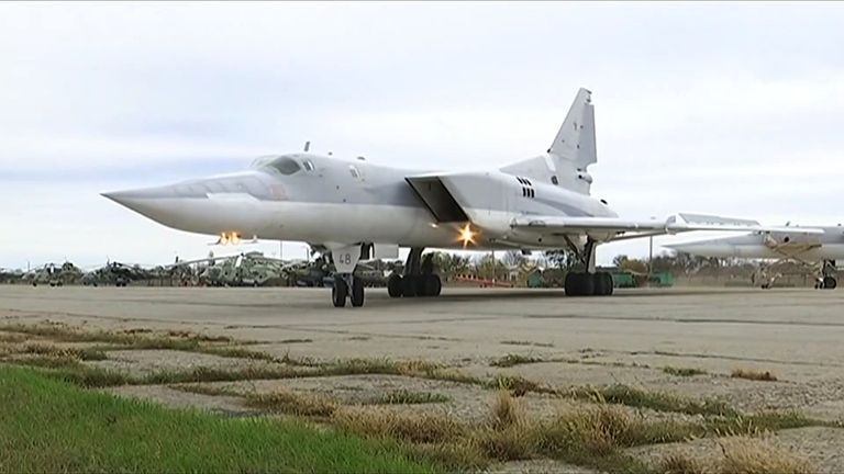 Бомбардировщик Ту-22М3 ВКС РФ готовится к взлету для выполнения операции по нанесению авиаударов по объектам террористов в провинции Дейр-эз-Зор Бомбардировщик Ту-22М3 ВКС РФ готовится к взлету для выполнения операции по нанесению авиаударов по объектам террористов в провинции Дейр-эз-Зор