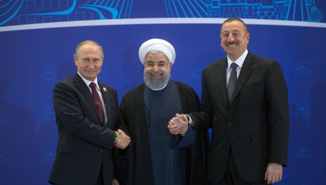 Президент РФ Владимир Путин, президент Ирана Хасан Рухани и президент Азербайджана Ильхам Алиев перед началом встречи в Тегеране. 1 ноября 2017 Президент РФ Владимир Путин, президент Ирана Хасан Рухани и президент Азербайджана Ильхам Алиев перед началом встречи в Тегеране. 1 ноября 2017