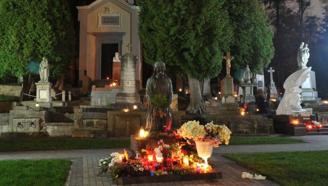 Лычаковское кладбище во Львове. Архивное фото Лычаковское кладбище во Львове. Архивное фото