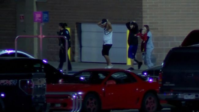 Кадры с места стрельбы у магазина Walmart в Колорадо Кадры с места стрельбы у магазина Walmart в Колорадо
