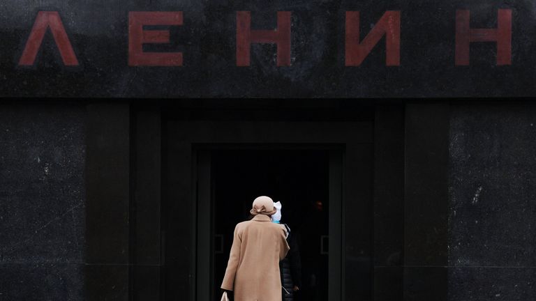 Посетители заходят в Мавзолей В.И. Ленина на Красной площади, который открылся после ремонта Посетители заходят в Мавзолей В.И. Ленина на Красной площади, который открылся после ремонта