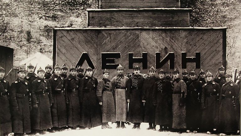 Караул 1-й Советской объединённой военной школы РККА им. ВЦИК у временного мавзолея. Фотография 1924 г. Караул 1-й Советской объединённой военной школы РККА им. ВЦИК у временного мавзолея. Фотография 1924 г.