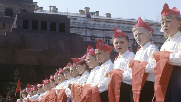 Участники торжественной церемонии принятия в пионеры на Красной площади в Москве. 1973 год. Участники торжественной церемонии принятия в пионеры на Красной площади в Москве. 1973 год.