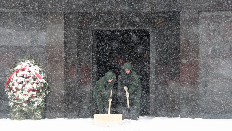 Расчистка снега у входа в мавзолей Владимира Ленина на Красной площади. Депутат Государственной Думы РФ от фракции Единая Россия Владимир Мединский выступил с инициативой о перезахоронении тело Владимира Ленина Расчистка снега у входа в мавзолей Владимира Ленина на Красной площади. Депутат Государственной Думы РФ от фракции Единая Россия Владимир Мединский выступил с инициативой о перезахоронении тело Владимира Ленина