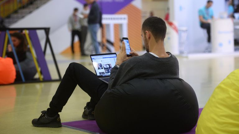 Посетитель на Russian Internet Week (Неделя российского интернета / RIW) в центральном выставочном комплексе Экспоцентр в Москве Посетитель на Russian Internet Week (Неделя российского интернета / RIW) в центральном выставочном комплексе Экспоцентр в Москве