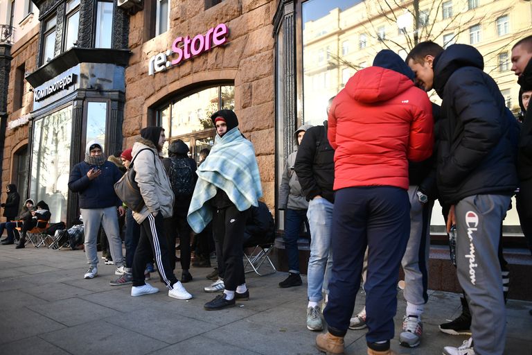 Очередь за iPhone X в магазине re:Store в Москве. 2 ноября 2017 Очередь за iPhone X в магазине re:Store в Москве. 2 ноября 2017
