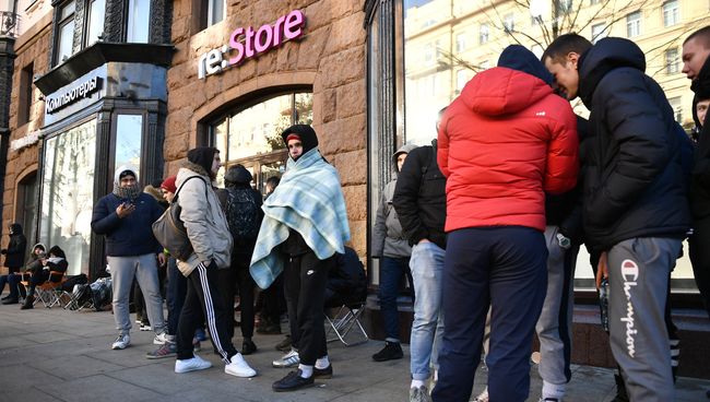 Очередь за iPhone X в магазине re:Store в Москве. 2 ноября 2017 Очередь за iPhone X в магазине re:Store в Москве. 2 ноября 2017
