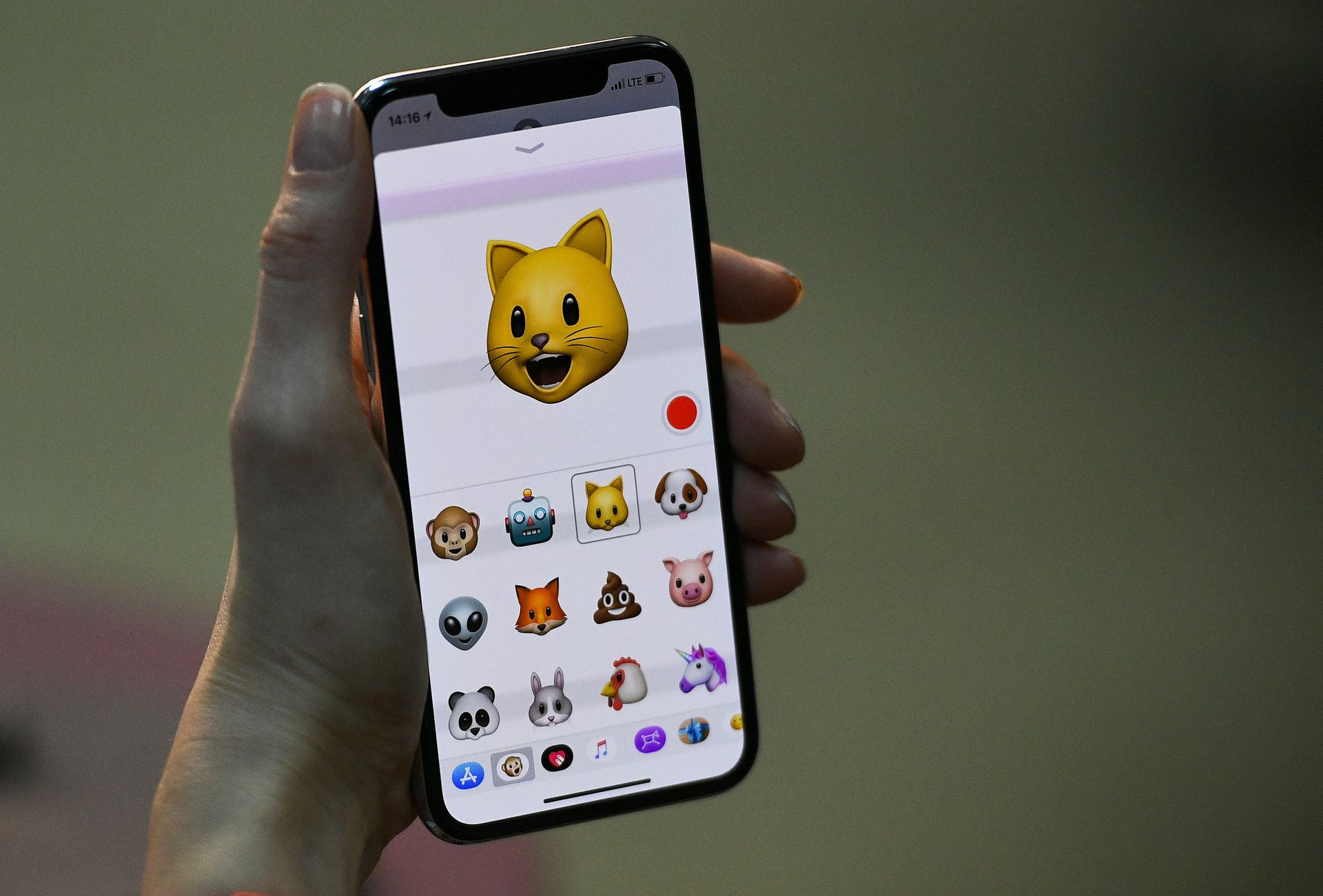 Эмодзи на экране нового смартфона iPhone X от компании Apple - РИА Новости, 1920, 30.09.2020
