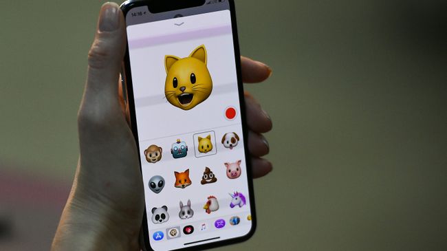 Эмодзи на экране нового смартфона iPhone X от компании Apple Эмодзи на экране нового смартфона iPhone X от компании Apple