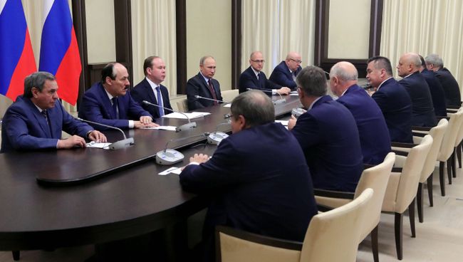 Президент РФ Владимир Путин во время встречи с ушедшими в отставку руководителями регионов. 2 ноября 2017