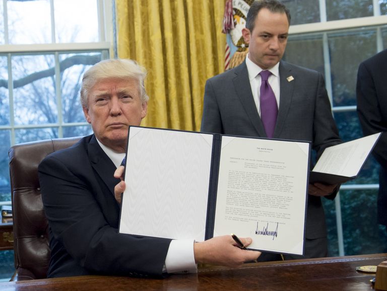 Президент США Дональд Трамп подписал распоряжение о выводе США из Транстихоокеанского партнёрства в Овальном кабинете Белого дома. 23 января 2017