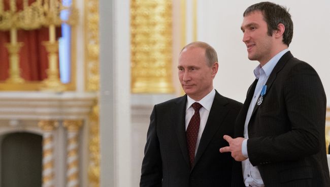 Президент России Владимир Путин (слева) и нападающий сборной по хоккею Александр Овечкин. Архивное фото Президент России Владимир Путин (слева) и нападающий сборной по хоккею Александр Овечкин. Архивное фото