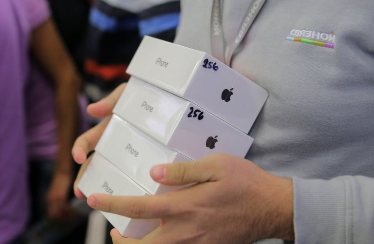 Продавец во время старта продаж нового смартфона iPhone X в магазине Связной на Тверской улице в Москве. 3 ноября 2017 Продавец во время старта продаж нового смартфона iPhone X в магазине Связной на Тверской улице в Москве. 3 ноября 2017
