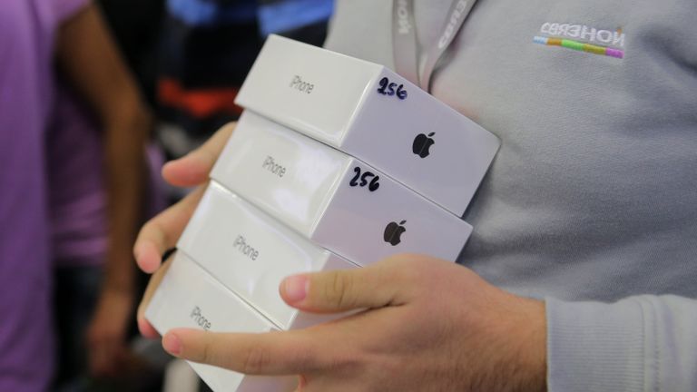 Продавец во время старта продаж нового смартфона iPhone X в магазине Связной на Тверской улице в Москве. 3 ноября 2017