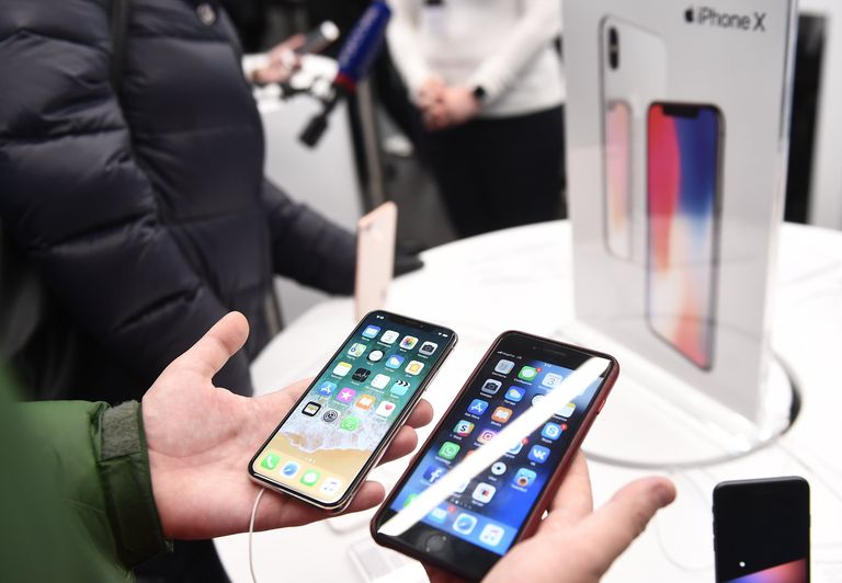 Новые смартфоны iPhone X во время старта продаж в магазине re:Store на Тверской улице в Москве. 3 ноября 2017 Новые смартфоны iPhone X во время старта продаж в магазине re:Store на Тверской улице в Москве. 3 ноября 2017
