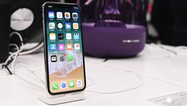 Новый смартфон iPhone X во время старта продаж в магазине re:Store на Тверской улице в Москве. 3 ноября 2017 Новый смартфон iPhone X во время старта продаж в магазине re:Store на Тверской улице в Москве. 3 ноября 2017