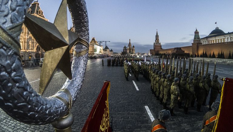 Военнослужащие во время репетиции марша, посвященного 76-й годовщине военного парада на Красной площади 7 ноября 1941 года