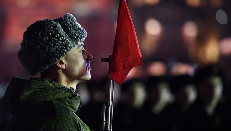 Военнослужащий во время репетиции марша, посвященного 76-й годовщине военного парада на Красной площади 7 ноября 1941 года