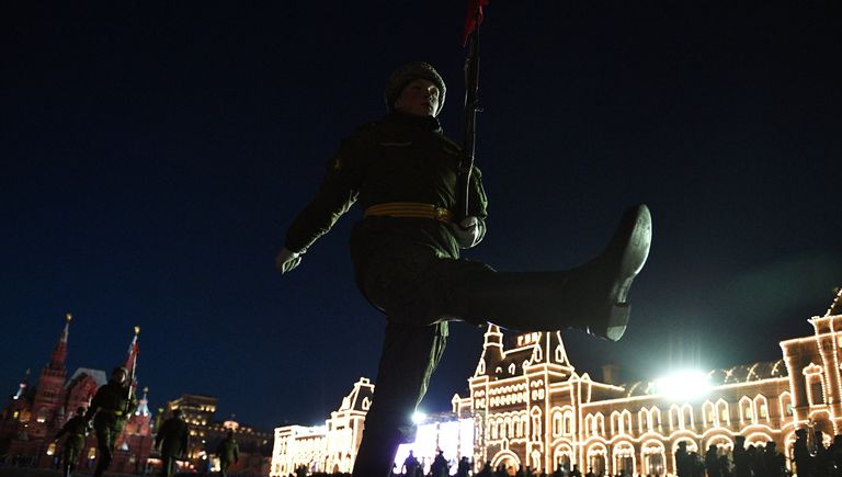 Военнослужащие во время репетиции марша, посвященного 76-й годовщине военного парада на Красной площади 7 ноября 1941 года