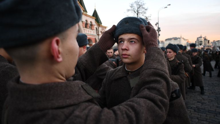 Военнослужащие во время репетиции марша, посвященного 76-й годовщине военного парада на Красной площади 7 ноября 1941 года