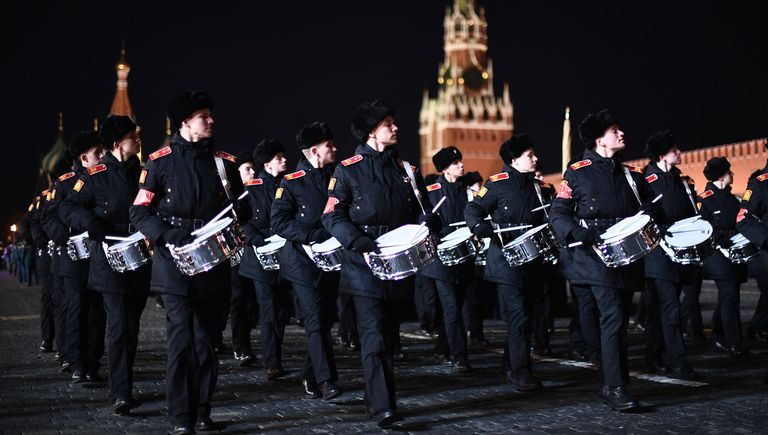 Военнослужащие во время репетиции марша, посвященного 76-й годовщине военного парада на Красной площади 7 ноября 1941 года