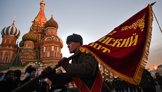 Военнослужащий во время репетиции марша, посвященного 76-й годовщине военного парада на Красной площади 7 ноября 1941 года