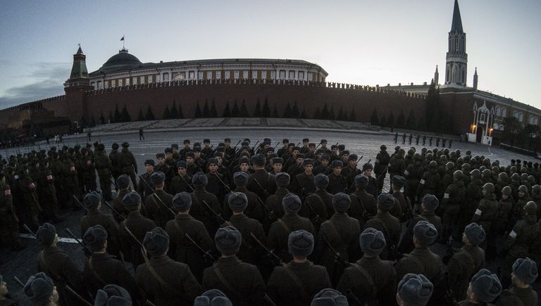 Военнослужащие во время репетиции марша, посвященного 76-й годовщине военного парада на Красной площади 7 ноября 1941 года