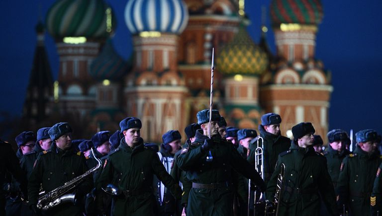 Военнослужащие во время репетиции марша, посвященного 76-й годовщине военного парада на Красной площади 7 ноября 1941 года